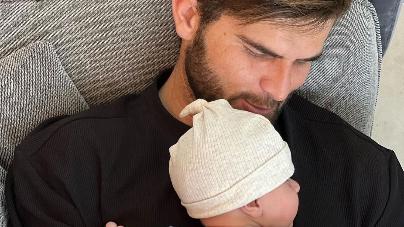 Shaheen Shah Afridi moves the internet after sharing first picture with newborn