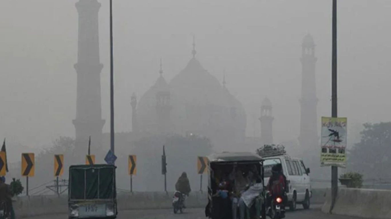 As smog worsens in Lahore, here are some tips to stay safe