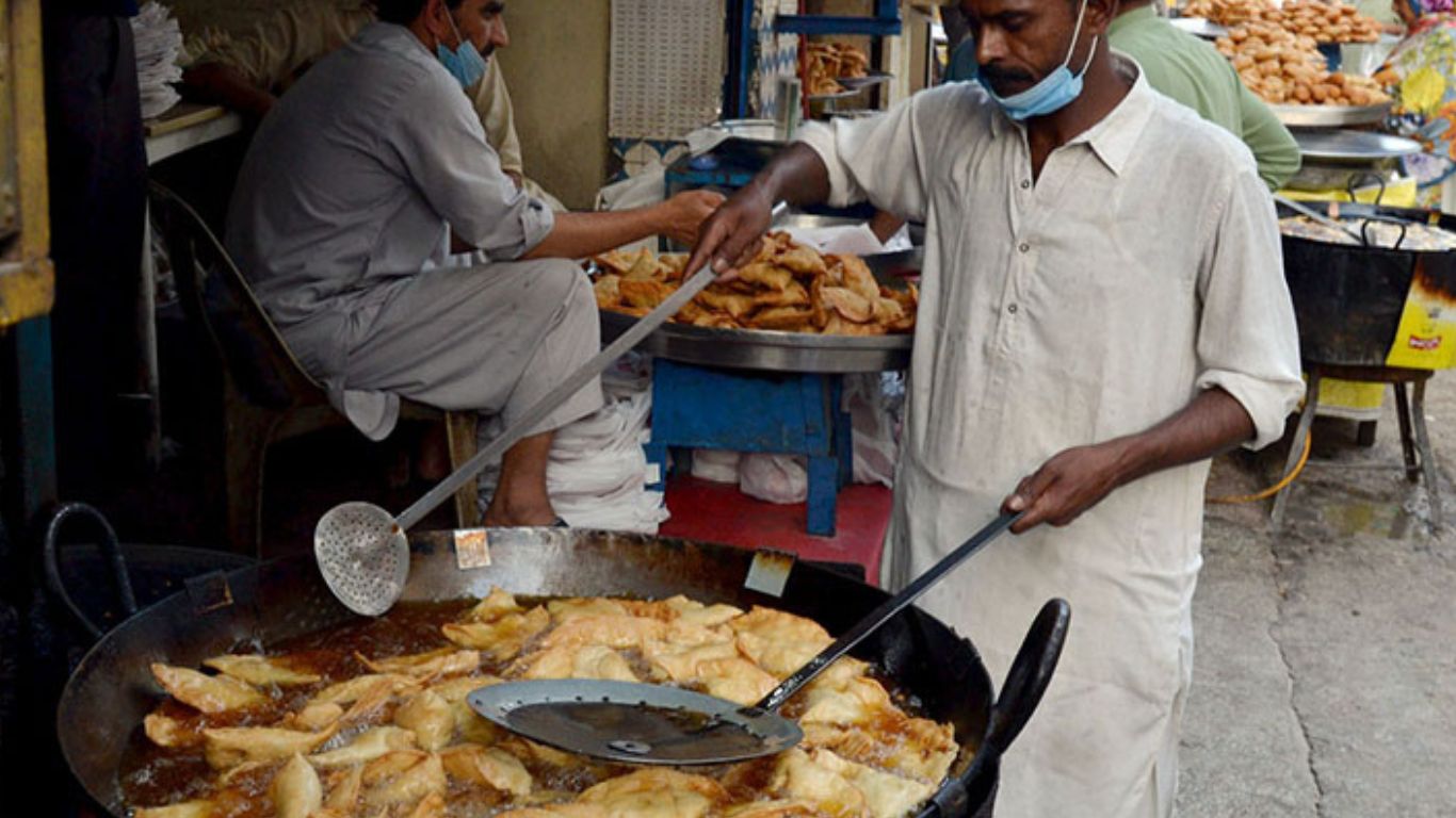 Karachi witnesses rise in stomach illnesses as fried food intake soars during Ramzan